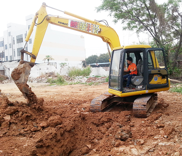 东莞南城挖掘机培训学挖掘机培训学校在哪里?