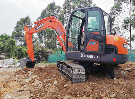 东莞东坑挖掘机培训一般学开挖机要多久？